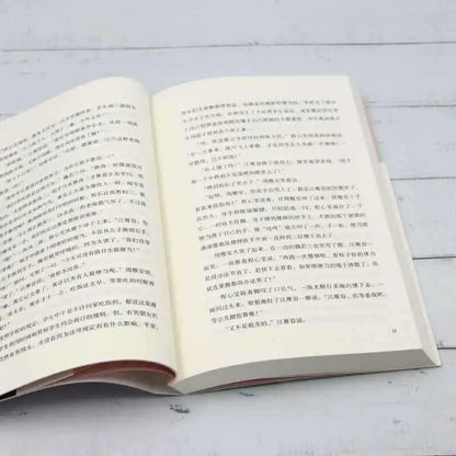 Outside The Window, There Is A Collection of Classic Novels By Qiong Yao, A Master of Pure Love Novels