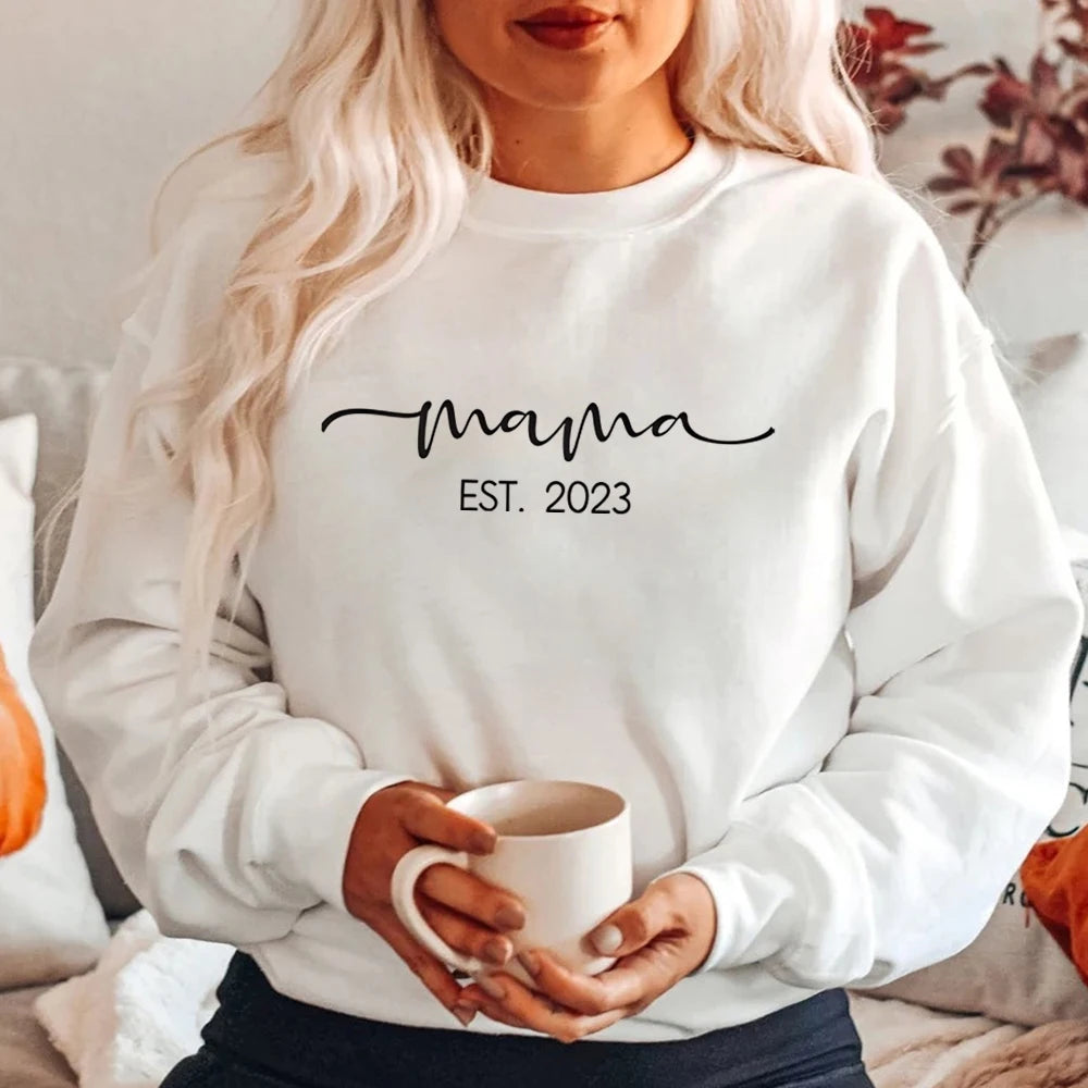 Mama Est 2023 Sweatshirts Mom Life Sweater Mama Shirts Mother's Day Shirt Gift for Mom Women Trendy Aesthetic Hoodies Tops