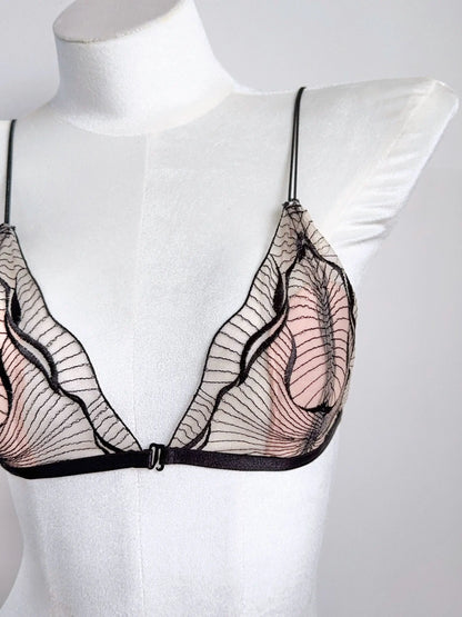 Conjunto Lingerie Mulher Fecho Frontal Renda Francesa Taça Triangular Sem Aro Alças Finas Espalda Melhorada Levemente