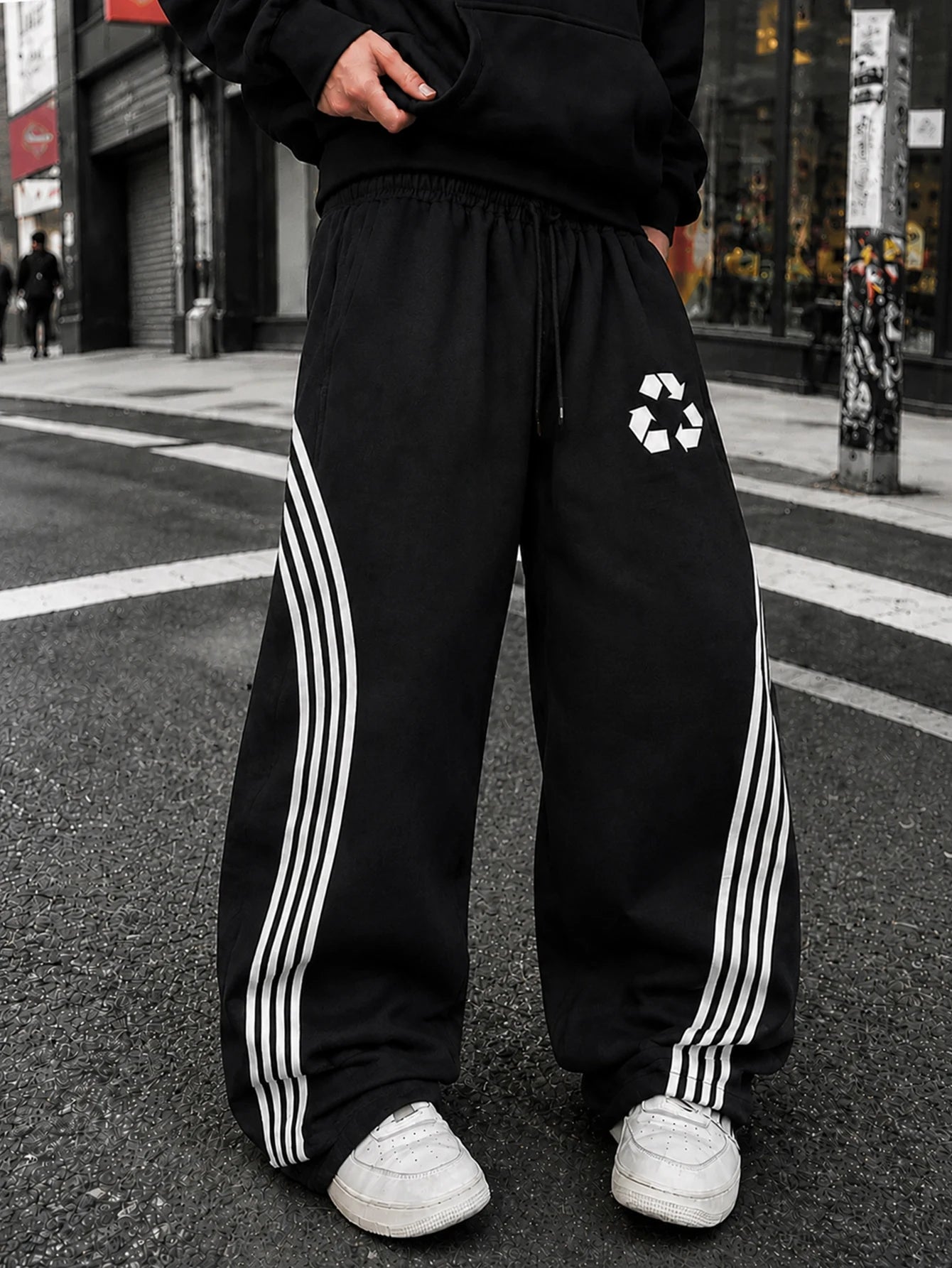 Loose Men's Slogan Graphic Drawstring Waist Sweatpants，Outdoor fashionable sports pants, personalized street men's sanitary pant