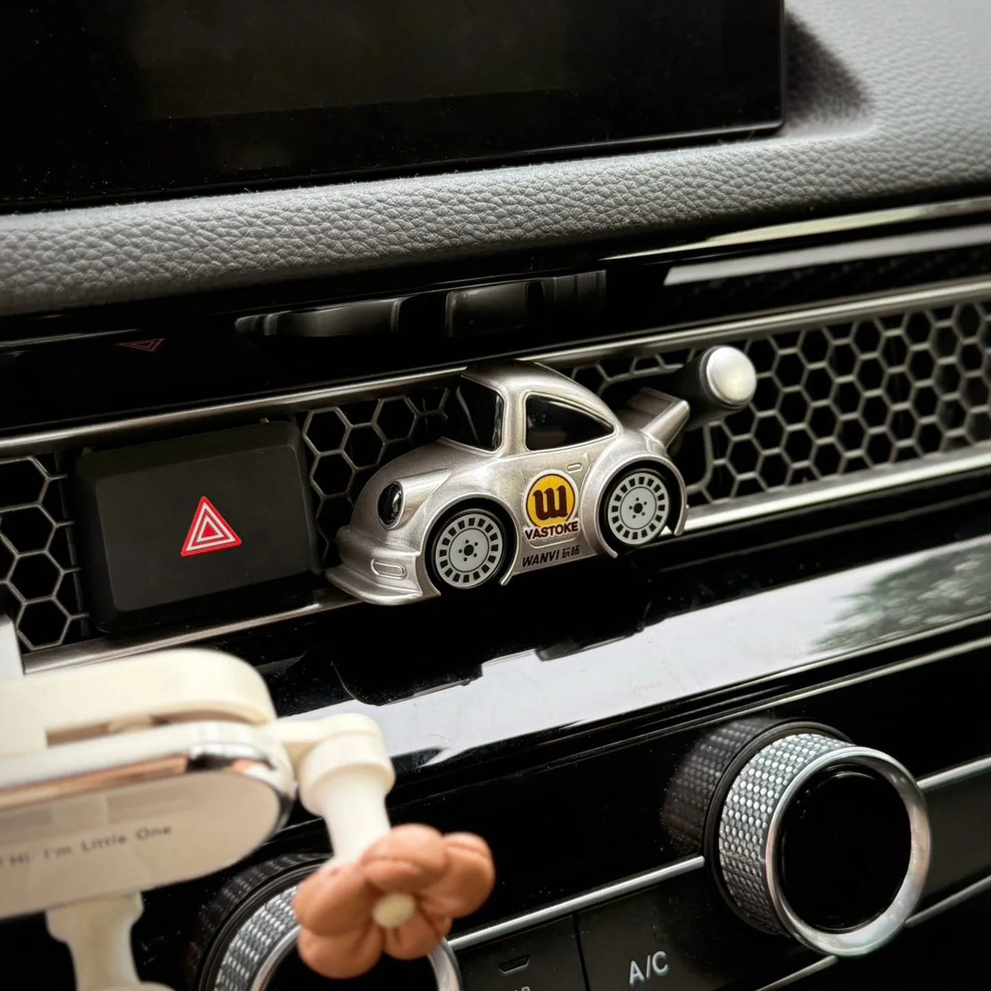 Car DIY Aromatherapy Ornaments Car Air Outlet Decoration Special Gift Car Interior Decoration Advanced Sense Car Model Decor