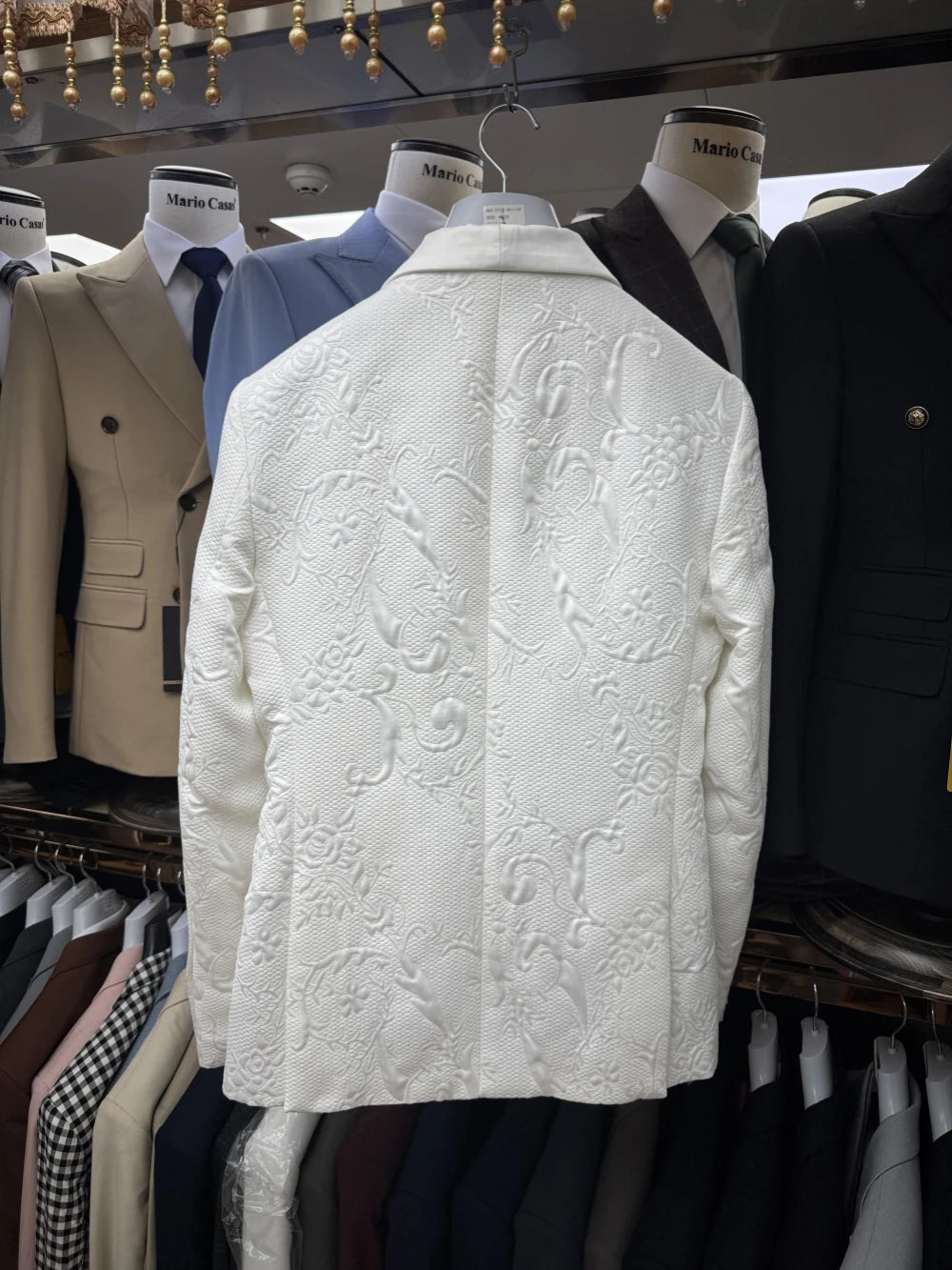 White Classy Jacquard Men's Suits 3 Pieces Wedding Groom Tuxedo Gorgeous Beaded 3D Flower Suit Set For Men Prom Wear Customized