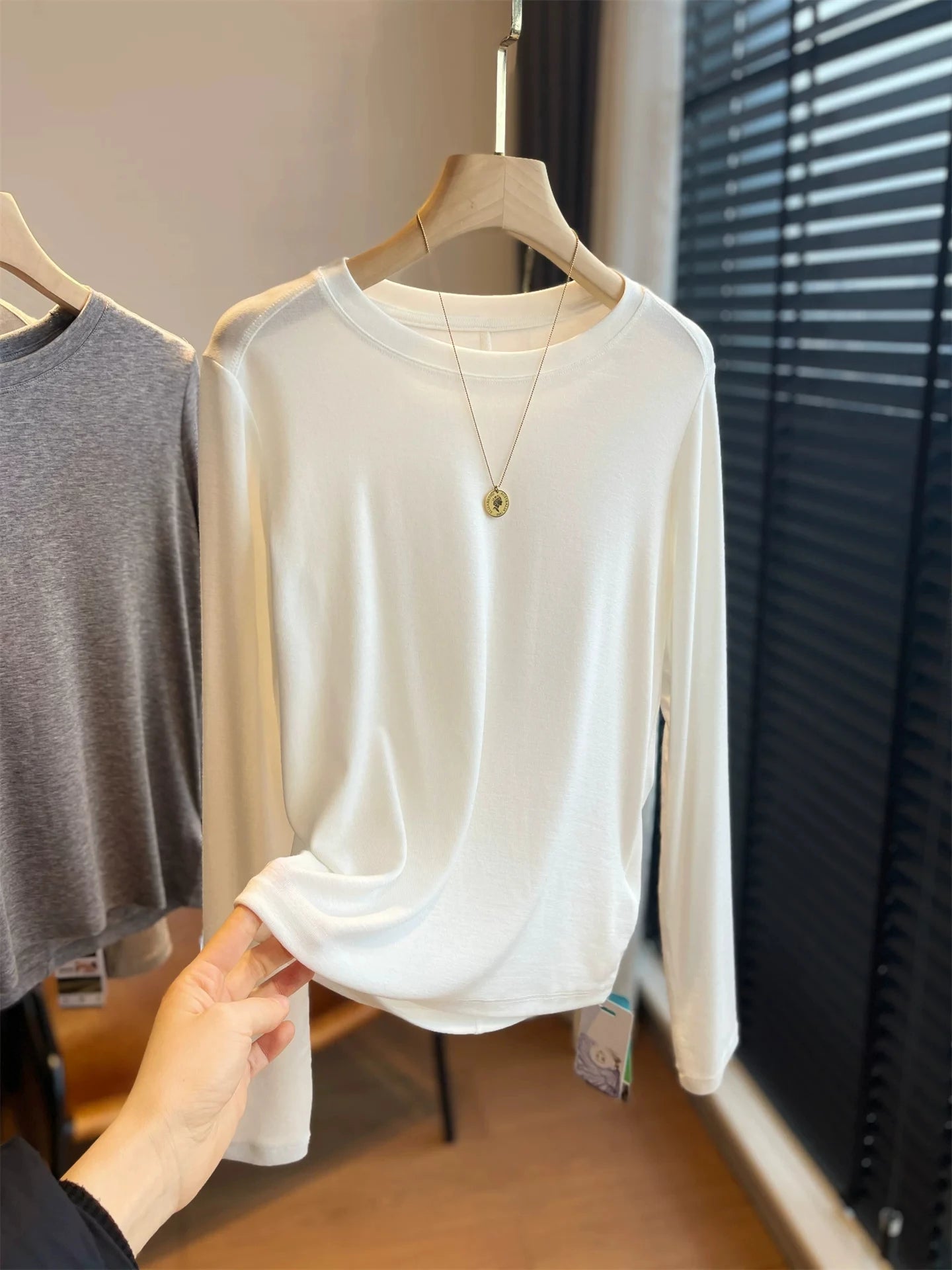 Niche Luxury Women's Solid Color Crew Neck Long Sleeve Knit Top, Soft Breathable Fabric, Casual Daily Inner Wear for Summer