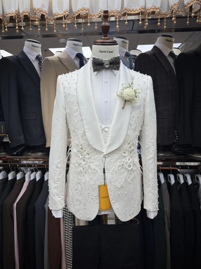 White Classy Jacquard Men's Suits 3 Pieces Wedding Groom Tuxedo Gorgeous Beaded 3D Flower Suit Set For Men Prom Wear Customized