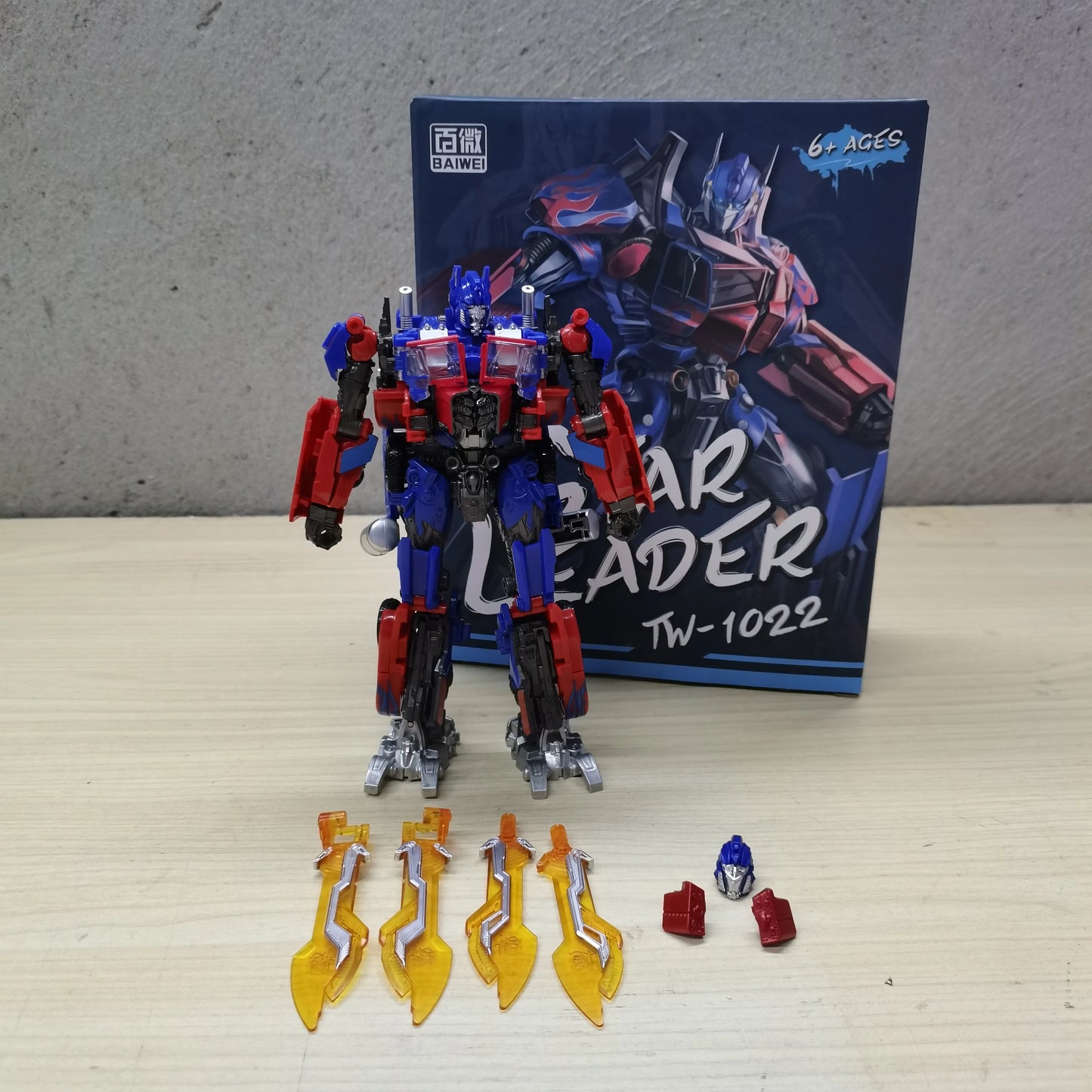 BAIWEI TW1022 TW1022A1 SS44 Transformation Optimus Commander