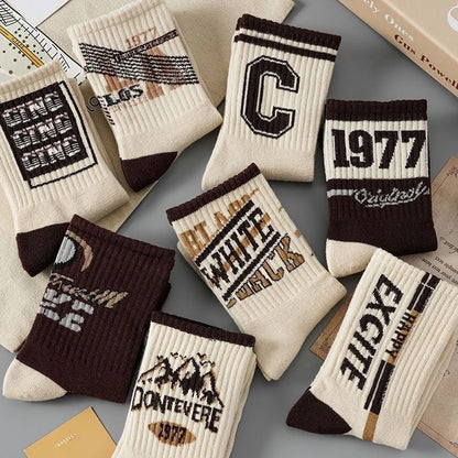 1/4/8 Pairs Men's Crew Socks Retro American Alphanumeric Print Basketball Sports Socks Graffiti Style Couple EU 37-44 US 6-12