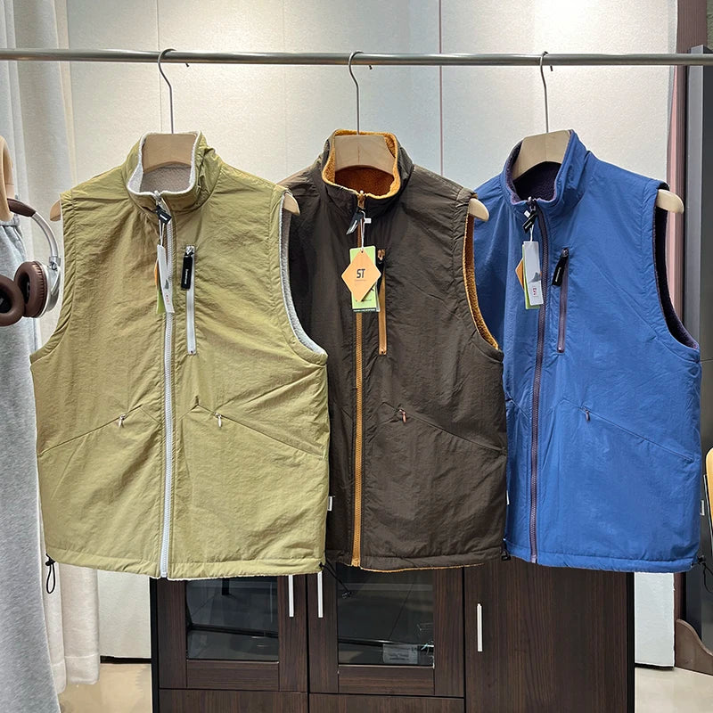 For both men and women, wear a double-sided fleece vest with a mountain collar and polar fleece for outdoor warmth in autumn and