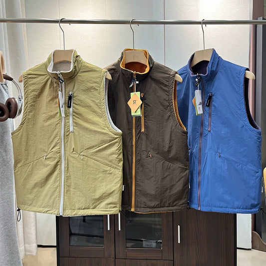 For both men and women, wear a double-sided fleece vest with a mountain collar and polar fleece for outdoor warmth in autumn and