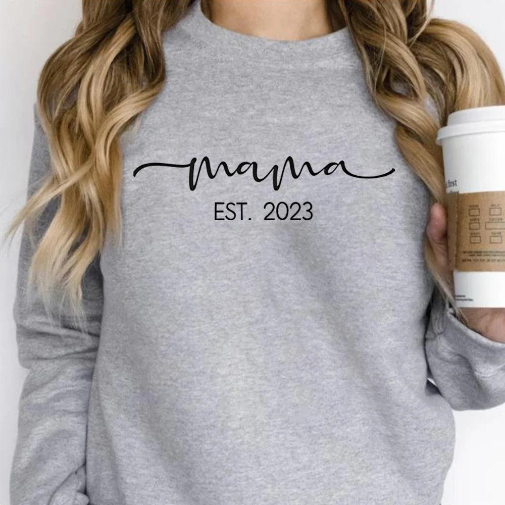 Mama Est 2023 Sweatshirts Mom Life Sweater Mama Shirts Mother's Day Shirt Gift for Mom Women Trendy Aesthetic Hoodies Tops