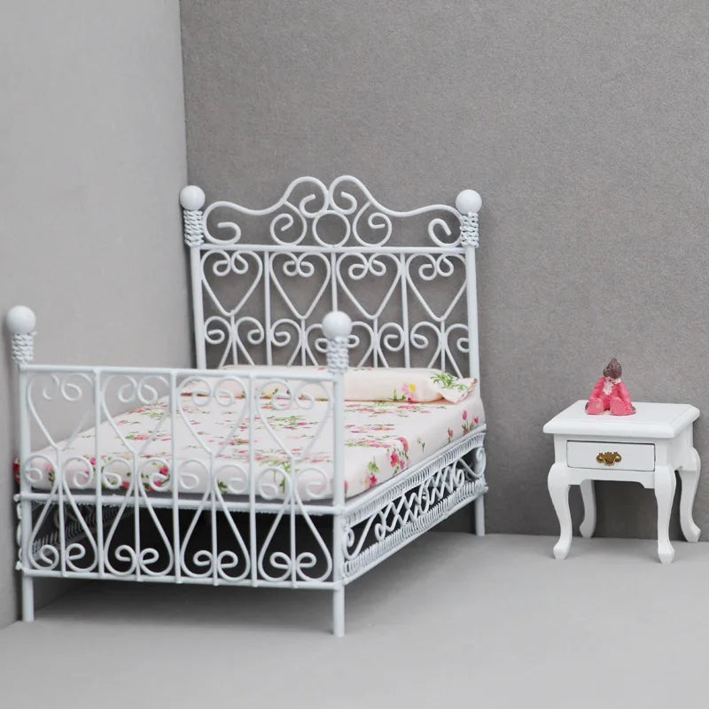 1:12 Dollhouse Mini Single/Double Bed Home Bedroom Furniture Toy Gift Living Room Furniture Model Beautiful Handmade Iron Toy