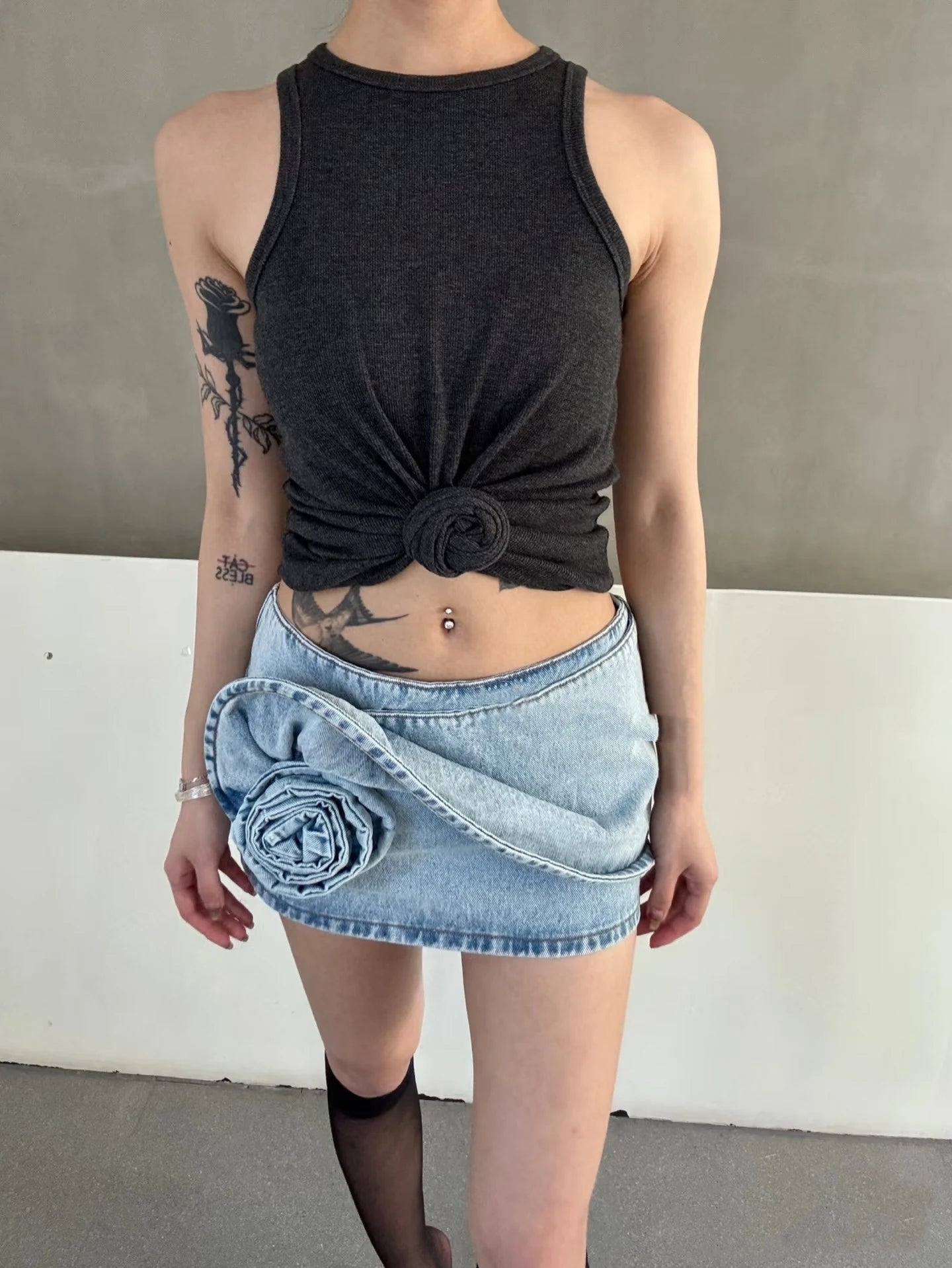 Y2K knot-twist sleeveless vest dark grey simple pleated slim fit women's top 2025 summer new model