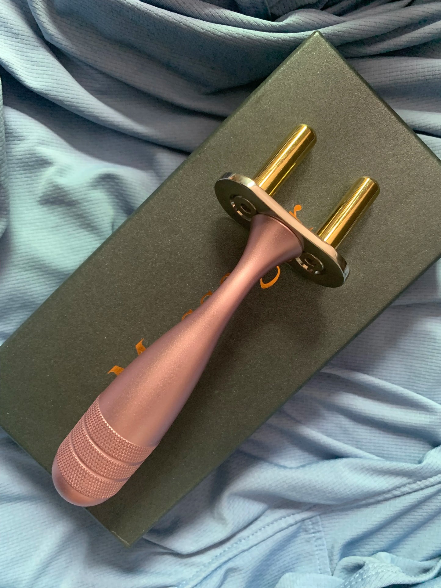 Pink Curved-Handle Magnetic Fork Made of Titanium Alloy Lymph Meridian Massage Stick Acid Discharge Bar Shoulder and Neck