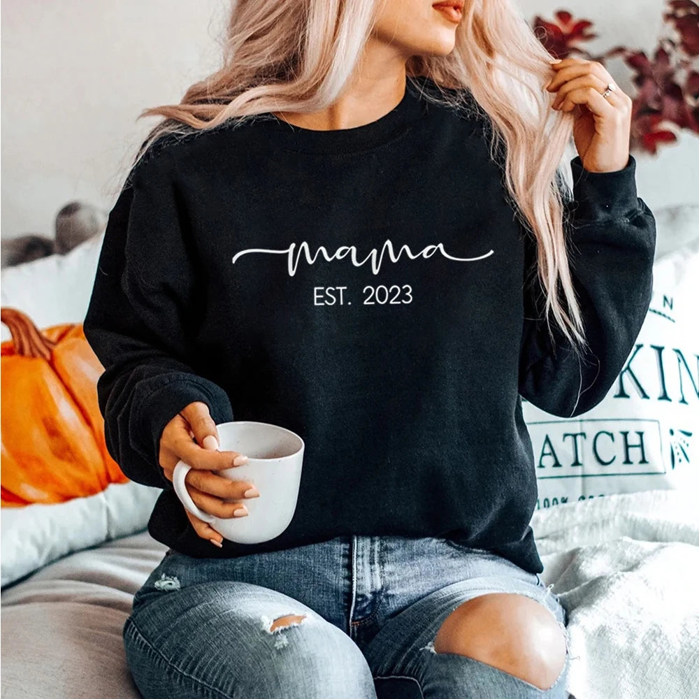 Mama Est 2023 Sweatshirts Mom Life Sweater Mama Shirts Mother's Day Shirt Gift for Mom Women Trendy Aesthetic Hoodies Tops