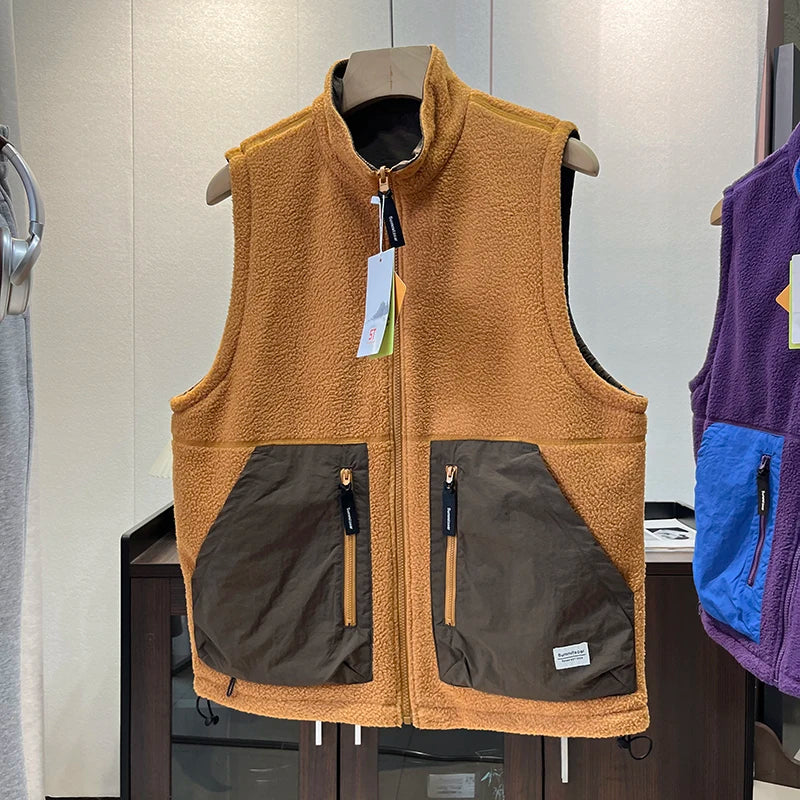 For both men and women, wear a double-sided fleece vest with a mountain collar and polar fleece for outdoor warmth in autumn and