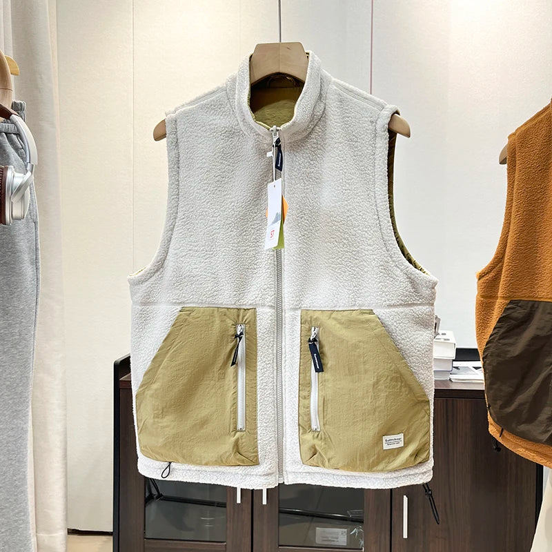 For both men and women, wear a double-sided fleece vest with a mountain collar and polar fleece for outdoor warmth in autumn and