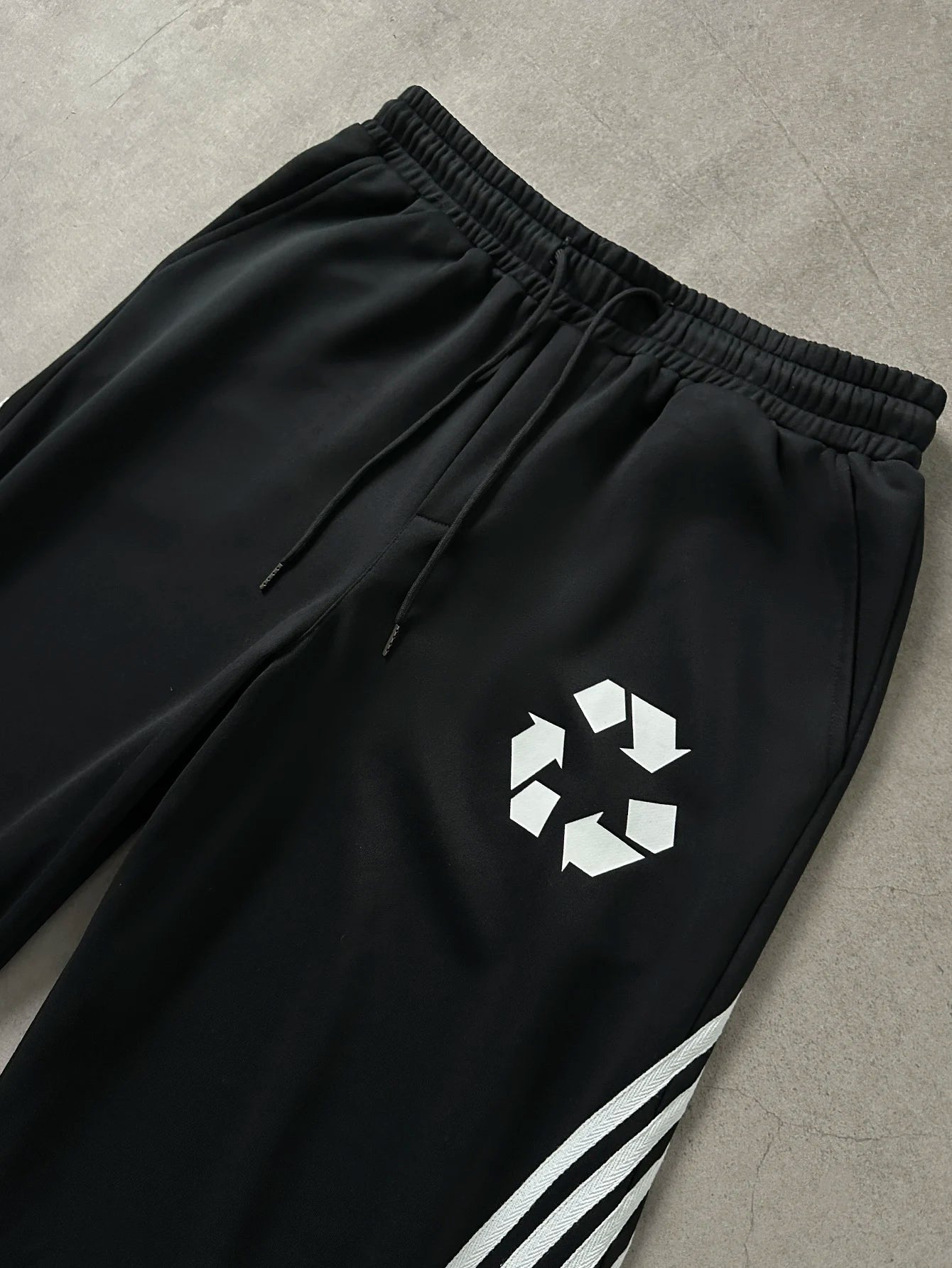 Loose Men's Slogan Graphic Drawstring Waist Sweatpants，Outdoor fashionable sports pants, personalized street men's sanitary pant