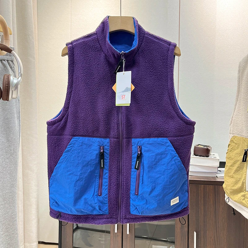 For both men and women, wear a double-sided fleece vest with a mountain collar and polar fleece for outdoor warmth in autumn and