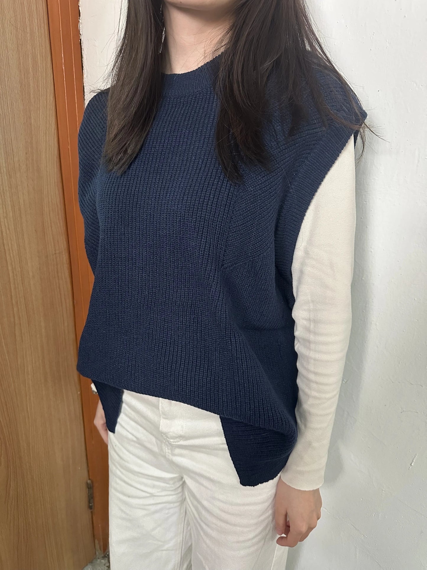 Women's plus size thin cut left and right slit button knitted vest, suitable for elegant casual wear in spring and summer
