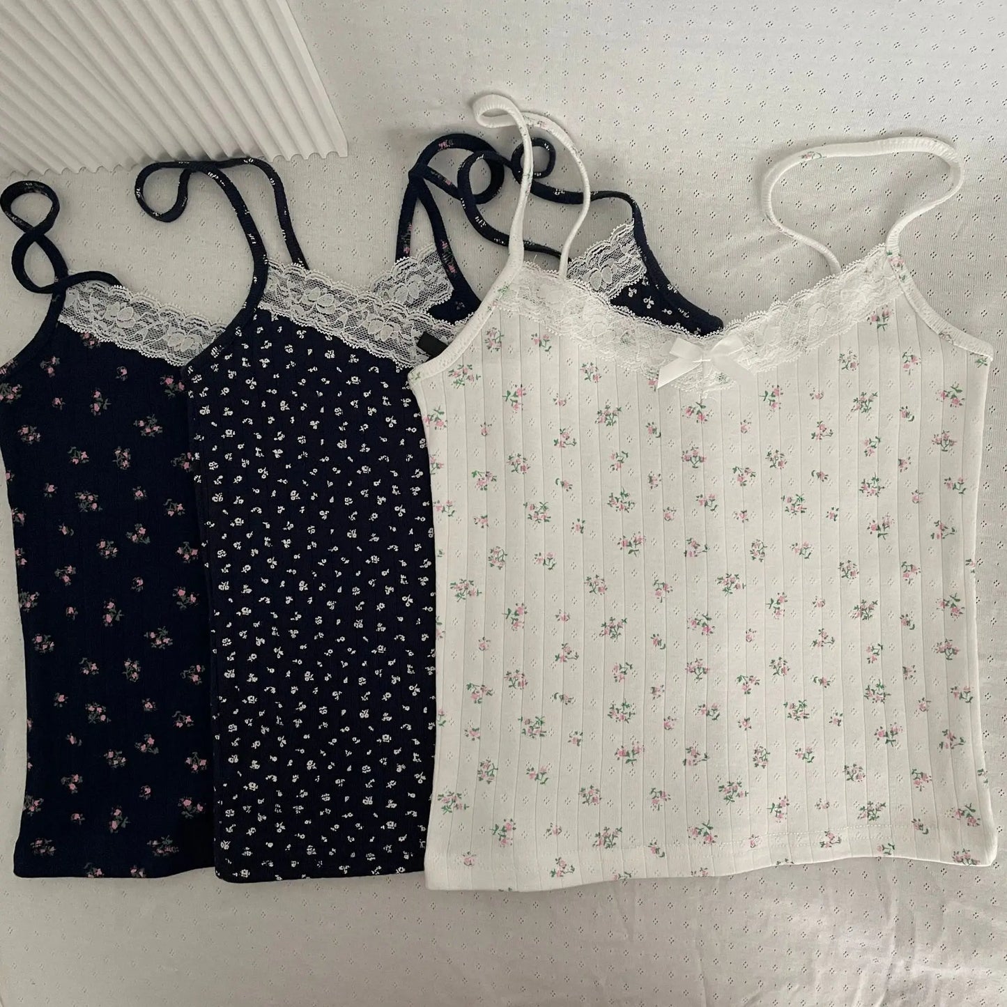 Bow Floral Eyelet Lace Trim Tank Tops Women Summer Cotton Sleeveless Slim Camisole Girls Sweet Cute Preppy Style Crop Top Y2K