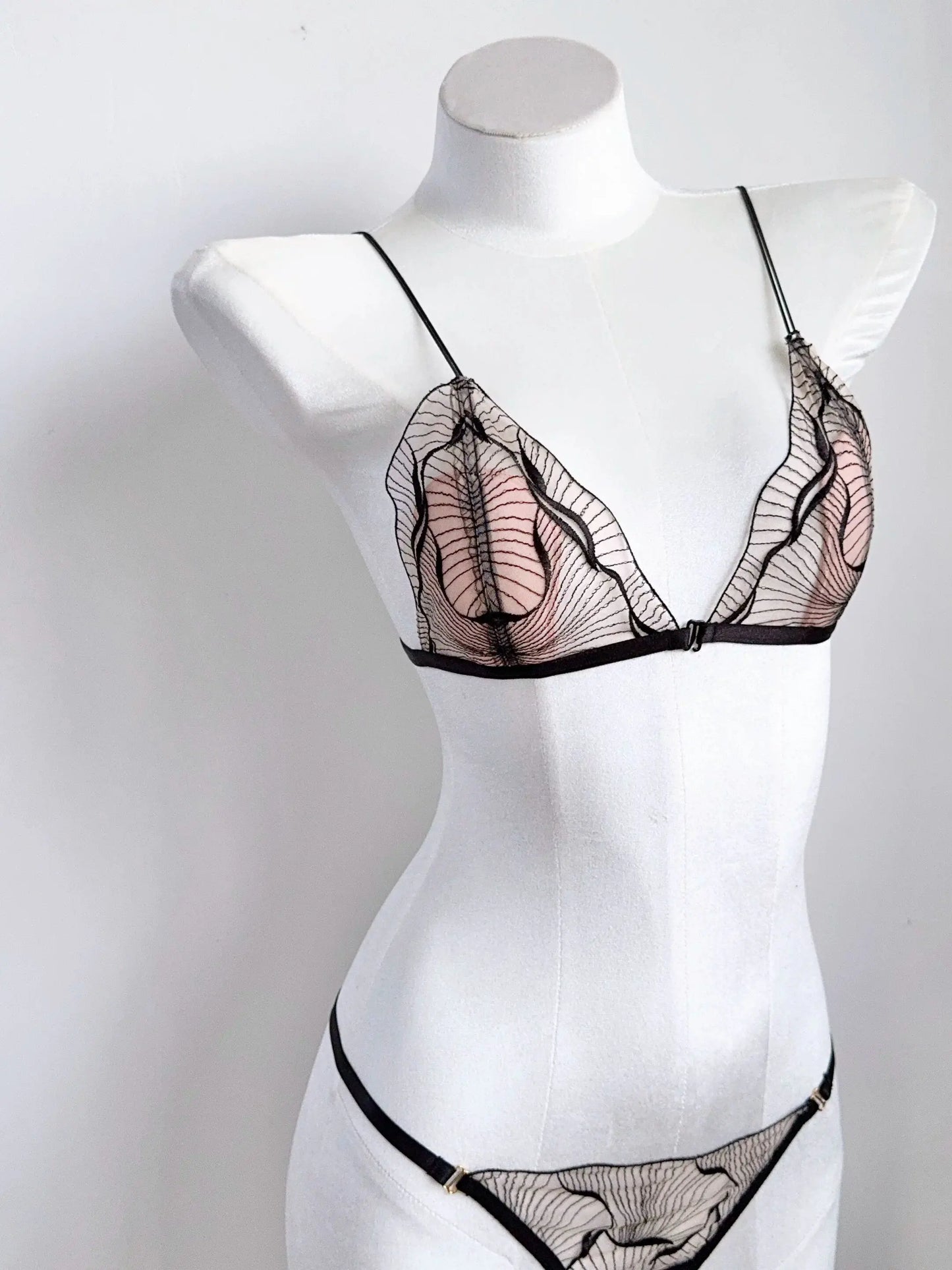 Conjunto Lingerie Mulher Fecho Frontal Renda Francesa Taça Triangular Sem Aro Alças Finas Espalda Melhorada Levemente